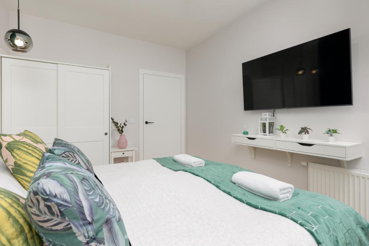 Arkadia Wola Apartment With Parking By Noclegi Renters Varsavia Esterno foto