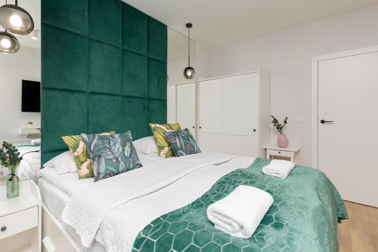 Arkadia Wola Apartment With Parking By Noclegi Renters Varsavia Esterno foto